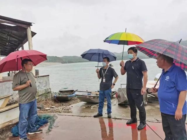 防汛常規物資中主要包含麻袋吸水膨脹袋,無紡布吸水膨脹袋,防汛沙袋,防汛噸袋,防汛編織袋,雨衣,雨靴,雨傘,彩條布,工兵鏟,十字鎬,八磅錘,應急救生包等。