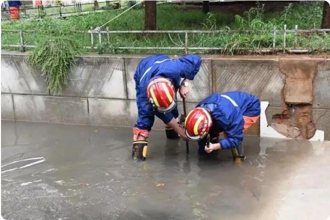 麒麟?yún)^(qū)遭暴雨突襲|部分道路積水嚴(yán)重,消防緊急排澇解憂