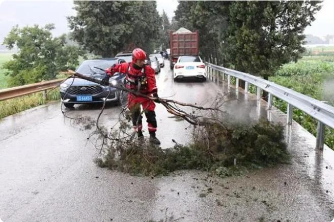 麒麟?yún)^(qū)遭暴雨突襲|部分道路積水嚴(yán)重,消防緊急排澇解憂
